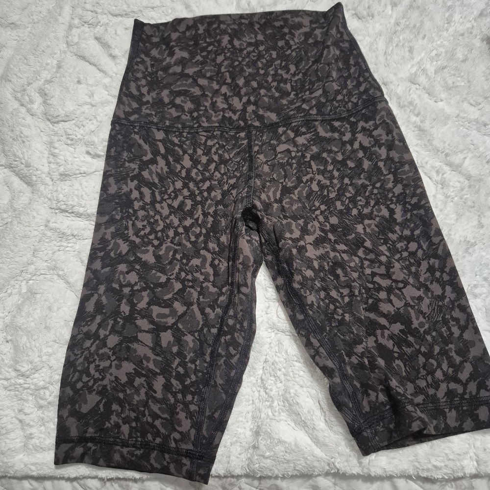 lululemon athletica Black and Brown Camo Patterned Bike Shorts..size:4 - Picture 6 of 11